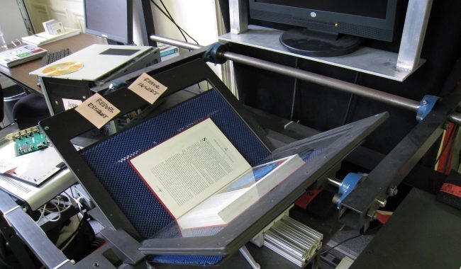 Изобретен прибор, который  сканирует текст в  закрытой книге